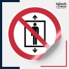 sticker autocollant norme iso 7010  interdiction d'utiliser l'ascenseur pour des personnes